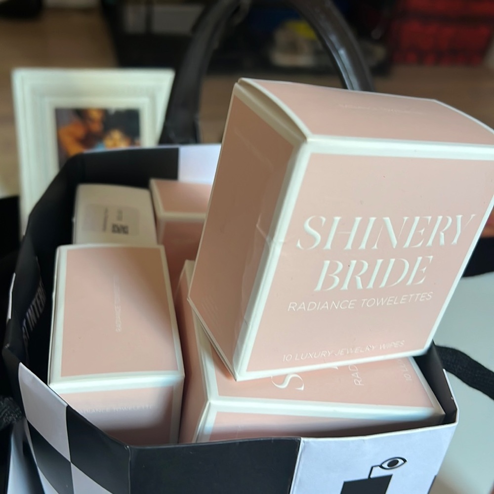 Gold silver diamond cleanser! All jewelry wipes, poms and soaps